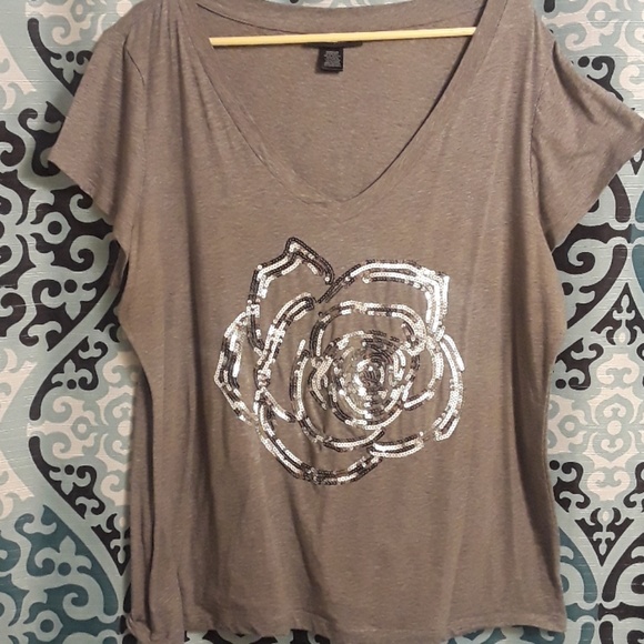 Gray sequin flower design t-shirt - Picture 1 of 5